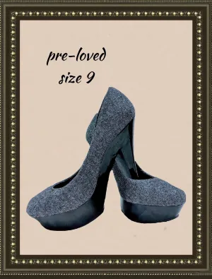 Jessica Simpson gray cloth shoe - elegant and classy - size 9 (b)