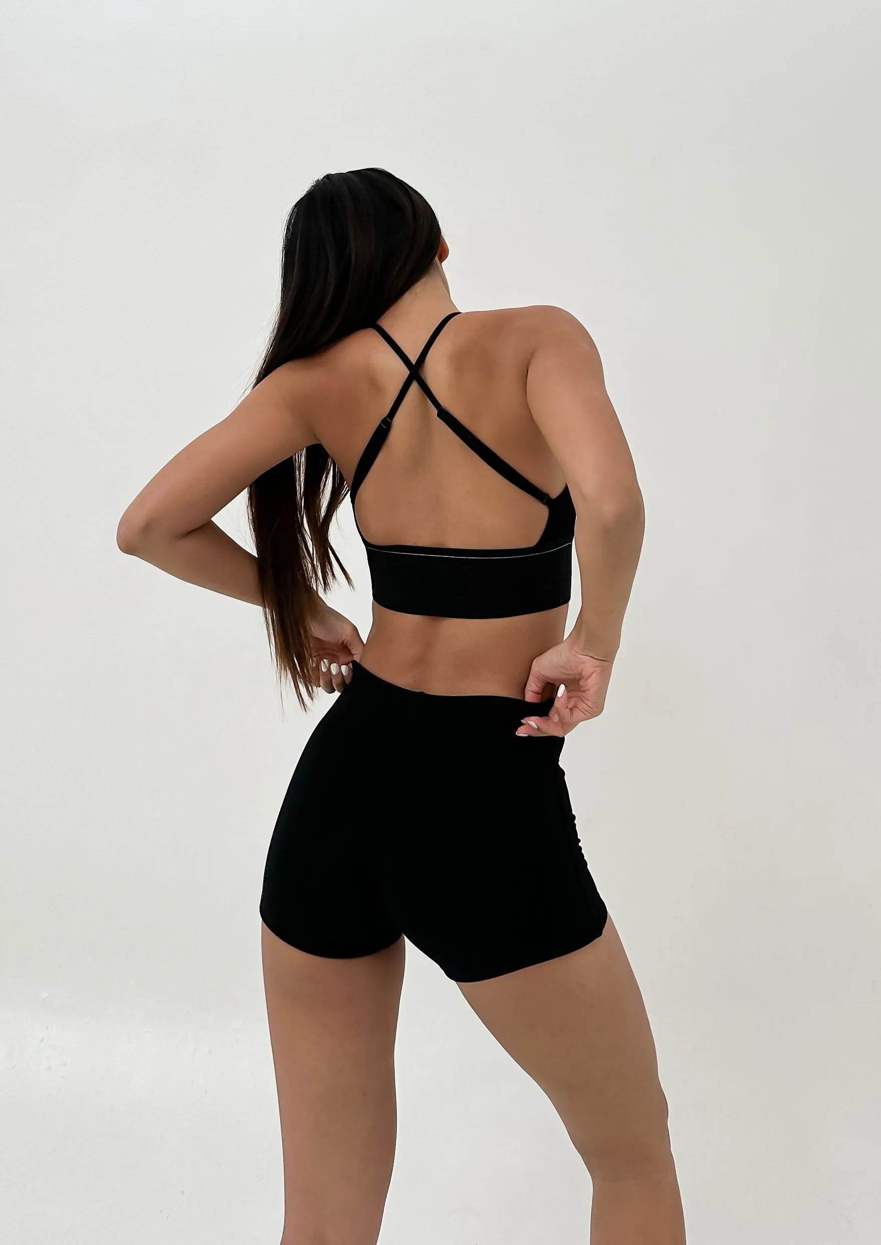 Signature Fit Perfect Back Strap Top In Black